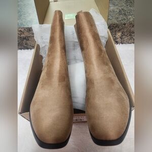 Elegant Tan Suede Heeled Boots